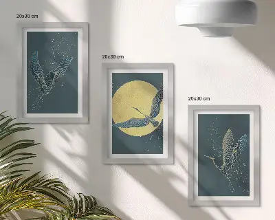 Set van ingelijste schilderijen met kraanvogels in vlucht tegen de achtergrond van de maan en de sterren
