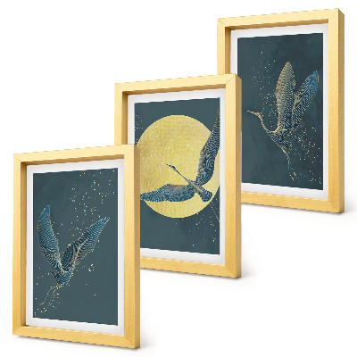 Set van ingelijste schilderijen Kraanvogels in vlucht tegen de achtergrond van de maan en de sterren.