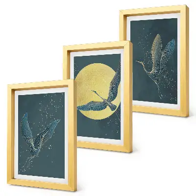 Set van ingelijste schilderijen met kraanvogels in vlucht tegen de achtergrond van de maan en de sterren