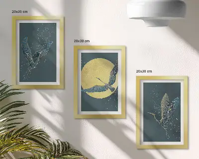 Set van ingelijste schilderijen met kraanvogels in vlucht tegen de achtergrond van de maan en de sterren