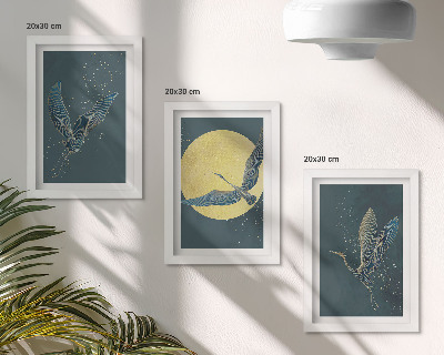 Set van ingelijste schilderijen Kraanvogels in vlucht tegen de achtergrond van de maan en de sterren.