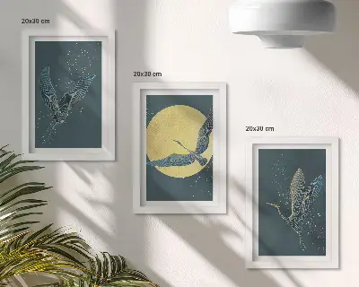 Set van ingelijste schilderijen met kraanvogels in vlucht tegen de achtergrond van de maan en de sterren