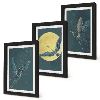 Set van ingelijste schilderijen met kraanvogels in vlucht tegen de achtergrond van de maan en de sterren