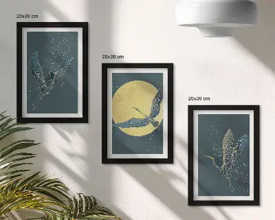 Set van ingelijste schilderijen met kraanvogels in vlucht tegen de achtergrond van de maan en de sterren