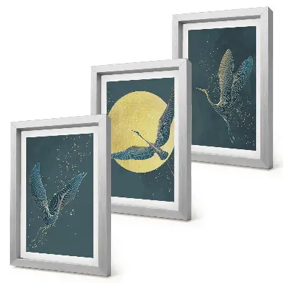 Set van ingelijste schilderijen met kraanvogels in vlucht tegen de achtergrond van de maan en de sterren