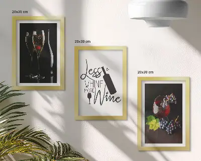 Set van ingelijste schilderijen met wijnglazen, druiven en een wijnspecificatie