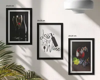 Set van ingelijste schilderijen met wijnglazen, druiven en een wijnspecificatie