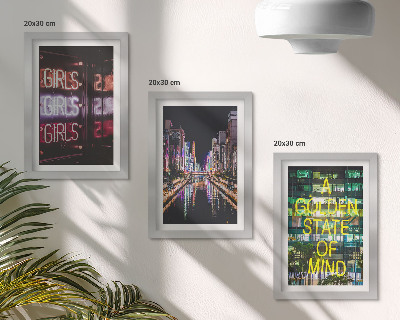 Set van ingelijste schilderijen Neonreclames van de stad 's nachts met uitzicht op de rivier.