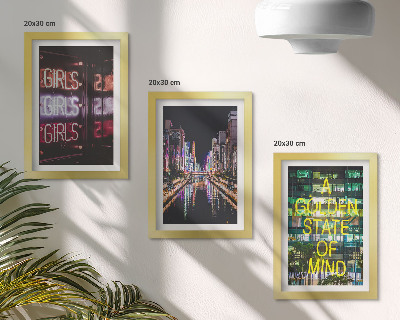 Set van ingelijste schilderijen Neonreclames van de stad 's nachts met uitzicht op de rivier.