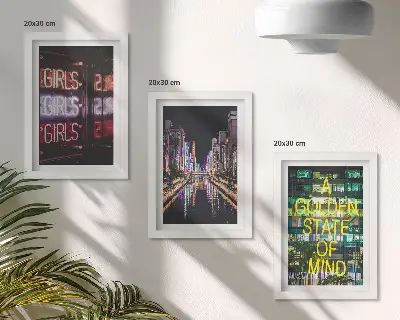 Set ingelijste schilderijen met neonverlichting van de stad 's nachts en uitzicht op de rivier