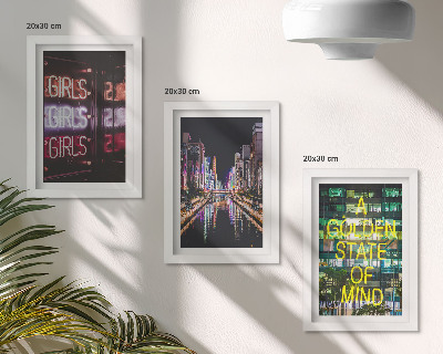 Set van ingelijste schilderijen Neonreclames van de stad 's nachts met uitzicht op de rivier.