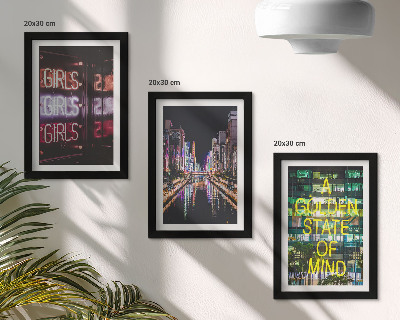 Set van ingelijste schilderijen Neonreclames van de stad 's nachts met uitzicht op de rivier.