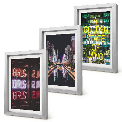 Set van ingelijste schilderijen Neonreclames van de stad 's nachts met uitzicht op de rivier.