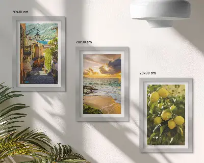 Set van ingelijste schilderijen met schilderachtige straatjes, zee, strand en citrusbomen