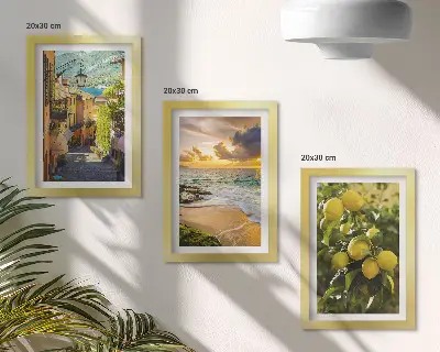 Set van ingelijste schilderijen met schilderachtige straatjes, zee, strand en citrusbomen