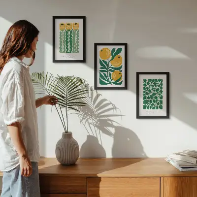 Gallery wall met plantenpatronen van bloemen en bladeren op posters