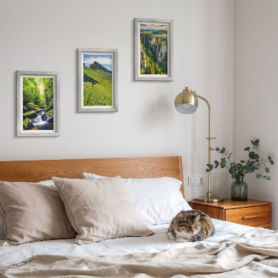 Gallery wall Groene berglandschappen met een waterval en bos.
