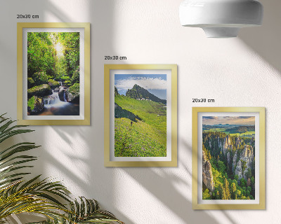 Gallery wall Groene berglandschappen met een waterval en bos.