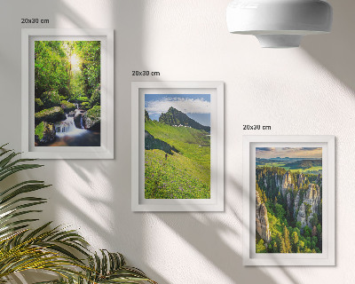 Gallery wall Groene berglandschappen met een waterval en bos.