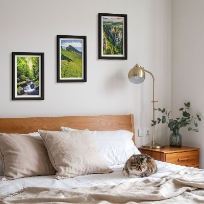 Gallery wall Groene berglandschappen met een waterval en bos.