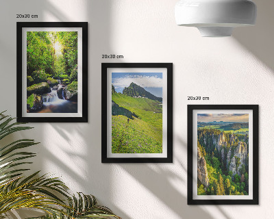 Gallery wall Groene berglandschappen met een waterval en bos.