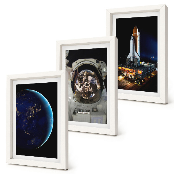 Set van ingelijste schilderijen Ruimtebeelden met de aarde, astronaut en raket