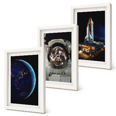 Set van ingelijste schilderijen Ruimtebeelden met de aarde, astronaut en raket