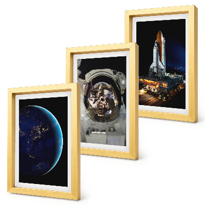 Set van ingelijste schilderijen Ruimtebeelden met de aarde, astronaut en raket