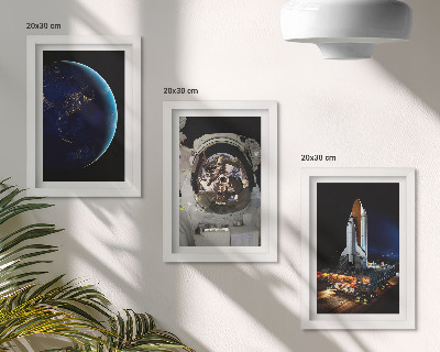 Set van ingelijste schilderijen Ruimtebeelden met de aarde, astronaut en raket