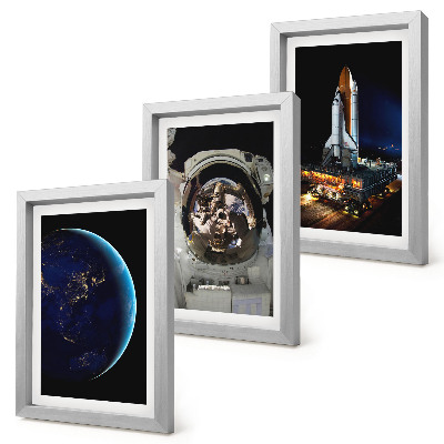 Set van ingelijste schilderijen Ruimtebeelden met de aarde, astronaut en raket