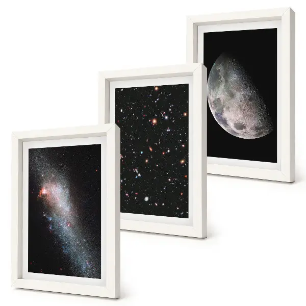 Gallery wall met ruimtesterrenstelsels en volle maan
