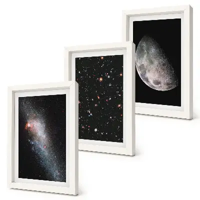 Gallery wall met ruimtesterrenstelsels en volle maan