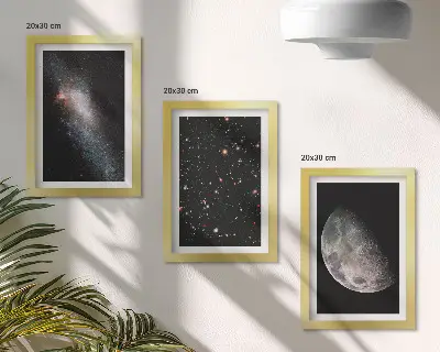 Gallery wall met ruimtesterrenstelsels en volle maan