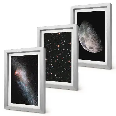 Gallery wall met ruimtesterrenstelsels en volle maan
