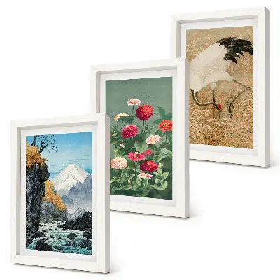 Gallery wall bergen in het landschap met een rivier, bloemen en kraanvogels in het gras