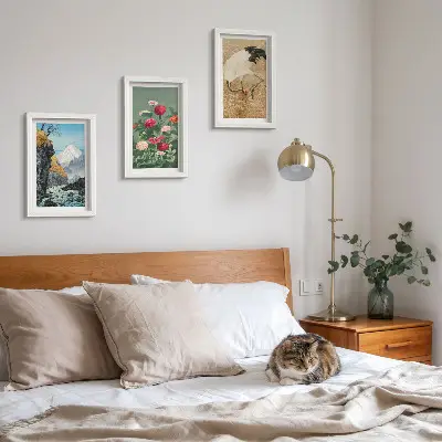 Gallery wall bergen in het landschap met een rivier, bloemen en kraanvogels in het gras