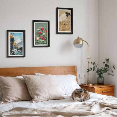 Gallery wall Bergen in het landschap, een rivier, bloemen en kraanvogels in het gras.