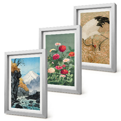 Gallery wall Bergen in het landschap, een rivier, bloemen en kraanvogels in het gras.