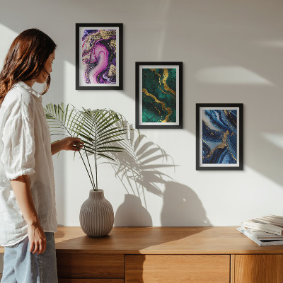 Gallery wall Abstracte patronen in tinten roze, groen en blauw.