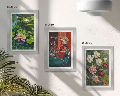 Set van ingelijste schilderijen met lelies op het water, een fiets in de tuin en kleurrijke bloemen