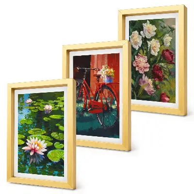 Set van ingelijste schilderijen met lelies op het water, een fiets in de tuin en kleurrijke bloemen
