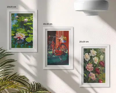 Set van ingelijste schilderijen met lelies op het water, een fiets in de tuin en kleurrijke bloemen