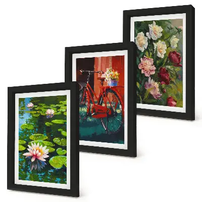 Set van ingelijste schilderijen met lelies op het water, een fiets in de tuin en kleurrijke bloemen