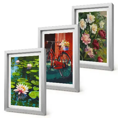 Set van ingelijste schilderijen met lelies op het water, een fiets in de tuin en kleurrijke bloemen