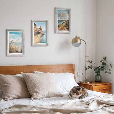 Gallery wall Kustlandschappen met een strand, stad en kliffen.