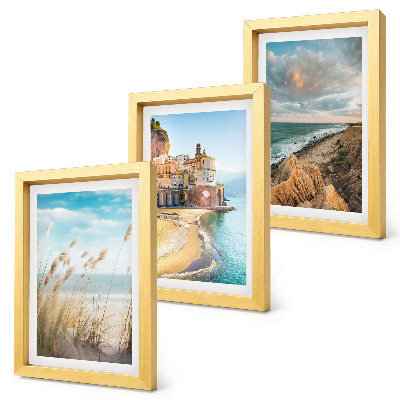 Gallery wall Kustlandschappen met een strand, stad en kliffen.