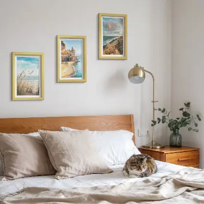 Gallery wall met kustlandschappen van een strand, stad en kliffen