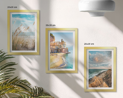 Gallery wall Kustlandschappen met een strand, stad en kliffen.