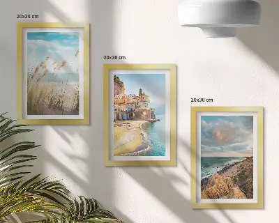 Gallery wall met kustlandschappen van een strand, stad en kliffen