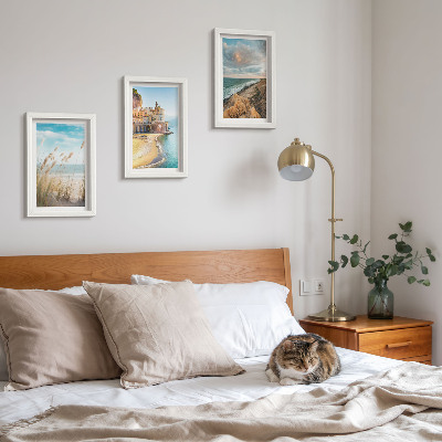 Gallery wall Kustlandschappen met een strand, stad en kliffen.